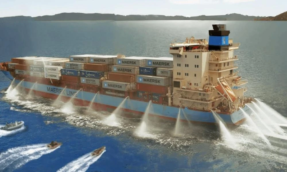 Λέιζερ και πυροβόλα νερού-Πώς πολεμούν τους πειρατές τα εμπορικά πλοία που δεν έχουν όπλα;